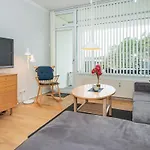 4 Person On In Apartamento